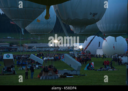 Ballone starten zu diesem Jahre Gordon Bennett Ballon-wettbewerb von Gruyères, Schweiz. Für die nächsten drei Tage die Winde entscheiden, wohin die Reise im Ballon trägt. Stockfoto