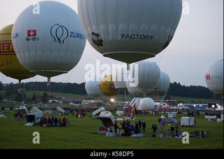 Ballone starten zu diesem Jahre Gordon Bennett Ballon-wettbewerb von Gruyères, Schweiz. Für die nächsten drei Tage die Winde entscheiden, wohin die Reise im Ballon trägt. Stockfoto