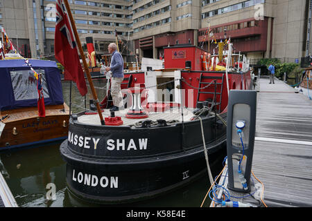 London, England, UK. 8. September 2017. Richard E. Zuckerrüben ist ein Skipper von Massey Shaw Feuerlöschboot. Die Massey Shaw Feuerlöschboot haben über 600 Soldaten der Schlacht von Dünkirchen 1940 gespeichert auf 90% des ursprünglichen Stolz für das 9. Jahr der Classic Boat Festival in St. Katharine Docks, London, UK wiederherstellen. Stockfoto