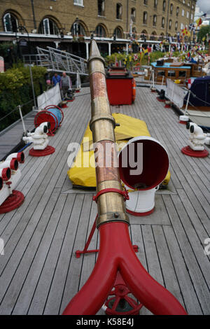 London, England, UK. 8. September 2017. Richard E. Zuckerrüben ist ein Skipper von Massey Shaw Feuerlöschboot. Die Massey Shaw Feuerlöschboot haben über 600 Soldaten der Schlacht von Dünkirchen 1940 gespeichert auf 90% des ursprünglichen Stolz für das 9. Jahr der Classic Boat Festival in St. Katharine Docks, London, UK wiederherstellen. Stockfoto