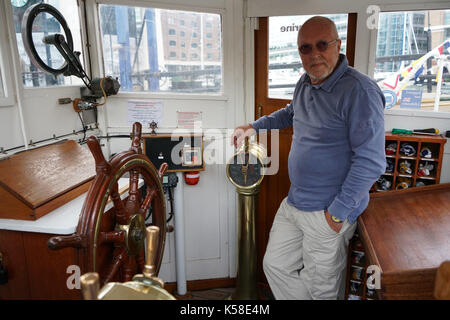 London, England, UK. 8. September 2017. Richard E. Zuckerrüben ist ein Skipper von Massey Shaw Feuerlöschboot. Die Massey Shaw Feuerlöschboot haben über 600 Soldaten der Schlacht von Dünkirchen 1940 gespeichert auf 90% des ursprünglichen Stolz für das 9. Jahr der Classic Boat Festival in St. Katharine Docks, London, UK wiederherstellen. Stockfoto