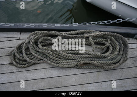 London, England, UK. 8. September 2017. Richard E. Zuckerrüben ist ein Skipper von Massey Shaw Feuerlöschboot. Die Massey Shaw Feuerlöschboot haben über 600 Soldaten der Schlacht von Dünkirchen 1940 gespeichert auf 90% des ursprünglichen Stolz für das 9. Jahr der Classic Boat Festival in St. Katharine Docks, London, UK wiederherstellen. Stockfoto