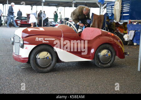 Austin J 40 Tretautos; Settringham Becher; in paddocks; Goodwood Revival 8. Sept. 2017 Stockfoto