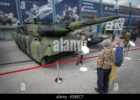 (170908) - Kielce (Polen), Sept. 8, 2017 (Xinhua) - Besucher an einem Leopard-panzer in einer Tarnung in Deutschland bei der 25. Auflage der Internationalen Rüstungsindustrie Expo (MSPO) in Kielce, Polen, Sept. 8, 2017. Die 25. Ausgabe der Internationalen Rüstungsindustrie Expo (MSPO), einer der größten militärischen Veranstaltung in Europa, endete hier am Freitag. (Xinhua / Jaap Arriens) Stockfoto