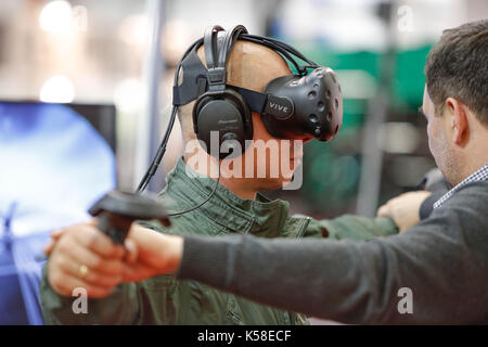 (170908) - Kielce (Polen), Sept. 8, 2017 (Xinhua) - ein Mann mit einer Virtual reality Headset gesehen während einer virtuellen Landung Übung bei der 25. Auflage der Internationalen Rüstungsindustrie Expo (MSPO) in Kielce, Polen geführte, Sept. 8, 2017. Die 25. Ausgabe der Internationalen Rüstungsindustrie Expo (MSPO), einer der größten militärischen Veranstaltung in Europa, endete hier am Freitag. (Xinhua / Jaap Arriens) Stockfoto