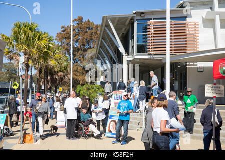 Samstag, 9. September 2017. Wähler gehen zu den Abstimmungen in vielen lokalen Rat Wählern über Sydney heute, hier einer der nördlichen Strände Rat Wahllokale am Avalon Beach. Die Abstimmung ist obligatorisch für australische Bürger und Geldstrafen bis zu $55 für jeden, der an der Abstimmung nicht teil. Stockfoto