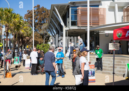 Samstag, 9. September 2017. Wähler gehen zu den Abstimmungen in vielen lokalen Rat Wählern über Sydney heute, hier einer der nördlichen Strände Rat Wahllokale am Avalon Beach. Die Abstimmung ist obligatorisch für australische Bürger und Geldstrafen bis zu $55 für jeden, der an der Abstimmung nicht teil. Stockfoto