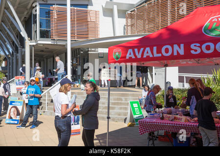 Samstag, 9. September 2017. Wähler gehen zu den Abstimmungen in vielen lokalen Rat Wählern über Sydney heute, hier einer der nördlichen Strände Rat Wahllokale am Avalon Beach. Die Abstimmung ist obligatorisch für australische Bürger und Geldstrafen bis zu $55 für jeden, der an der Abstimmung nicht teil. Stockfoto