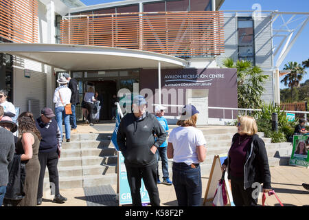 Samstag, 9. September 2017. Wähler gehen zu den Abstimmungen in vielen lokalen Rat Wählern über Sydney heute, hier einer der nördlichen Strände Rat Wahllokale am Avalon Beach. Die Abstimmung ist obligatorisch für australische Bürger und Geldstrafen bis zu $55 für jeden, der an der Abstimmung nicht teil. Stockfoto