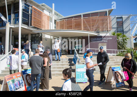 Samstag, 9. September 2017. Wähler gehen zu den Abstimmungen in vielen lokalen Rat Wählern über Sydney heute, hier einer der nördlichen Strände Rat Wahllokale am Avalon Beach. Die Abstimmung ist obligatorisch für australische Bürger und Geldstrafen bis zu $55 für jeden, der an der Abstimmung nicht teil. Stockfoto