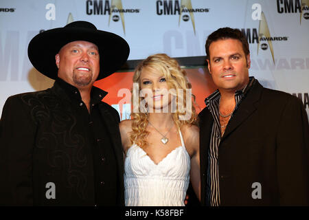 Nashville, TN, USA. 30. August 2007. 08. August 2017: Troy Gentry vom Country-Duo Montgomery Gentry starb bei einem Hubschrauberabsturz in Medford, New Jersey. Zusammen mit seinem Partner Eddie Montgomery genoss Gentry in den 2000er Jahren eine Reihe von Country-Hits, darunter Five Number One. Er war 50 Jahre alt. File Photo: 30. August 2007 – Nashville, TN – nominiert für das Vocal Duo of the Year, Montgomery Gentry verlor die anderen Nominierten zusammen mit Taylor Swift, der für den Horizon Award nominiert ist. Foto: Randi Radcliff/Admedia Stockfoto