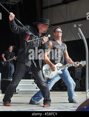 Morristown, OH, USA. 10. Juli 2011. 08. August 2017 - Troy Gentry des Landes duo Montgomery Gentry, starb bei einem Hubschrauberabsturz in Medford, New Jersey, in dem er festgelegt wurde. Mit seiner Durchführung Partner Eddie Montgomery Gentry genossen eine Reihe von Land Hits in den 2000er Jahren, darunter fünf Number Ones. Er war 50 Jahre alt. Datei Foto: 17. Juli 2011 - Morristown, Ohio - Eddie Montgomery und Troy Gentry von Montgomery Gentry. Der 35. Jahrestag der "Jamboree In den Hügeln 2011'', auch bekannt als die ''Super Bowl der Country Music''. Foto: Jason L. Nelson/AdMedia (Credit Stockfoto