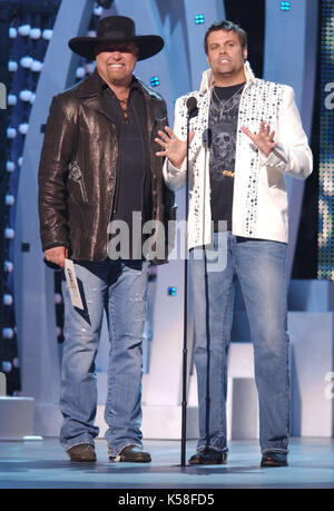 Nashville, TN, USA. 7. Nov 2007. 08. August 2017 - Troy Gentry des Landes duo Montgomery Gentry, starb bei einem Hubschrauberabsturz in Medford, New Jersey, in dem er festgelegt wurde. Mit seiner Durchführung Partner Eddie Montgomery Gentry genossen eine Reihe von Land Hits in den 2000er Jahren, darunter fünf Number Ones. Er war 50 Jahre alt. Foto: 07 November 2007 - Nashville, Tennessee - Eddie Montgomery und Troy Gentry von 'Montgomery Gentry'. 2007 CMA Awards, der Country Musik größte Nacht, im Sommet Center statt. Foto: Laura Farr/AdMedia (Credit Bild: © Laura Farr/AdM Stockfoto