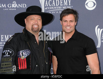 Las Vegas, NV, USA. 3. Apr 2011. 08. August 2017 - Troy Gentry des Landes duo Montgomery Gentry, starb bei einem Hubschrauberabsturz in Medford, New Jersey, in dem er festgelegt wurde. Mit seiner Durchführung Partner Eddie Montgomery Gentry genossen eine Reihe von Land Hits in den 2000er Jahren, darunter fünf Number Ones. Er war 50 Jahre alt. Foto: 3. April 2011 - Las Vegas, Nevada - Eddie Montgomery und Troy Gentry. 46. jährlichen Academy der Country Music Awards - Ankunft an der MGM Grand Garden Arena statt. Photo Credit: Byron Purvis/AdMedia (Credit Bild: © Byron Purvis/AdMedia über ZUMA Stockfoto