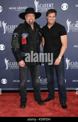 Las Vegas, NV, USA. 3. Apr 2011. 08. August 2017 - Troy Gentry des Landes duo Montgomery Gentry, starb bei einem Hubschrauberabsturz in Medford, New Jersey, in dem er festgelegt wurde. Mit seiner Durchführung Partner Eddie Montgomery Gentry genossen eine Reihe von Land Hits in den 2000er Jahren, darunter fünf Number Ones. Er war 50 Jahre alt. Foto: 3. April 2011 - Las Vegas, Nevada - Eddie Montgomery und Troy Gentry. 46. jährlichen Academy der Country Music Awards - Ankunft an der MGM Grand Garden Arena statt. Photo Credit: Byron Purvis/AdMedia (Credit Bild: © Byron Purvis/AdMedia über ZUMA Stockfoto