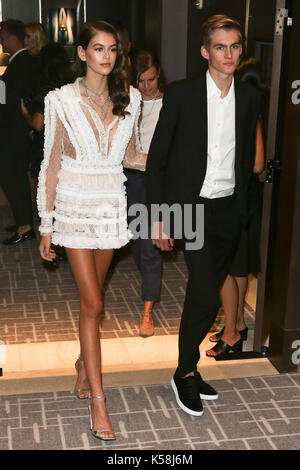 New York, Vereinigte Staaten. 08 Sep, 2017. Modelle Kaia Gerber (L) und Presley Gerber an den Alltag der vorderen Zylinderreihe Fashion Media Awards im Four Seasons Hotel New York Downtown am 8. September 2017 in New York, NY, USA. Credit: AKPhoto/Alamy leben Nachrichten Stockfoto