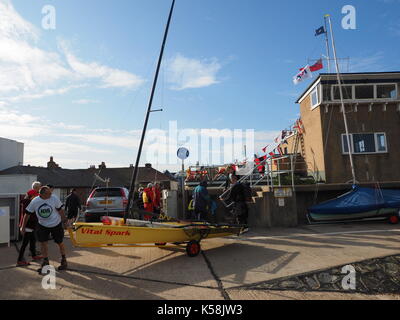 Sheerness, Kent. 9 Sep, 2017. UK Wetter: Ein sonniger Morgen in Sheerness für den Start der jährlichen Umlauf der Insel Sheppey Rennen - Großbritanniens längsten jährlichen Jolle, Katamaran und Surfbrett Rennen bei 35-40 km (je nach Wind und Gezeiten). Das Rennen wurde 1959 gegründet und ist ein im Uhrzeigersinn Umschiffung der Insel. Credit: James Bell/Alamy leben Nachrichten Stockfoto