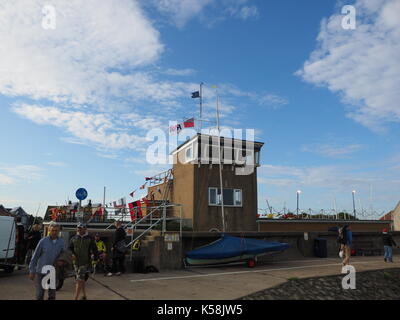 Sheerness, Kent. 9 Sep, 2017. UK Wetter: Ein sonniger Morgen in Sheerness für den Start der jährlichen Umlauf der Insel Sheppey Rennen - Großbritanniens längsten jährlichen Jolle, Katamaran und Surfbrett Rennen bei 35-40 km (je nach Wind und Gezeiten). Das Rennen wurde 1959 gegründet und ist ein im Uhrzeigersinn Umschiffung der Insel. Credit: James Bell/Alamy leben Nachrichten Stockfoto