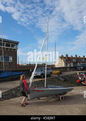 Sheerness, Kent. 9 Sep, 2017. UK Wetter: Ein sonniger Morgen in Sheerness für den Start der jährlichen Umlauf der Insel Sheppey Rennen - Großbritanniens längsten jährlichen Jolle, Katamaran und Surfbrett Rennen bei 35-40 km (je nach Wind und Gezeiten). Das Rennen wurde 1959 gegründet und ist ein im Uhrzeigersinn Umschiffung der Insel. Credit: James Bell/Alamy leben Nachrichten Stockfoto