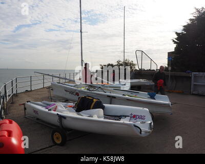 Sheerness, Kent. 9 Sep, 2017. UK Wetter: Ein sonniger Morgen in Sheerness für den Start der jährlichen Umlauf der Insel Sheppey Rennen - Großbritanniens längsten jährlichen Jolle, Katamaran und Surfbrett Rennen bei 35-40 km (je nach Wind und Gezeiten). Das Rennen wurde 1959 gegründet und ist ein im Uhrzeigersinn Umschiffung der Insel. Credit: James Bell/Alamy leben Nachrichten Stockfoto