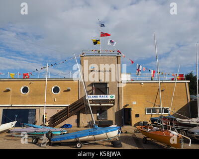 Sheerness, Kent. 9 Sep, 2017. UK Wetter: Ein sonniger Morgen in Sheerness für den Start der jährlichen Umlauf der Insel Sheppey Rennen - Großbritanniens längsten jährlichen Jolle, Katamaran und Surfbrett Rennen bei 35-40 km (je nach Wind und Gezeiten). Das Rennen wurde 1959 gegründet und ist ein im Uhrzeigersinn Umschiffung der Insel. Credit: James Bell/Alamy leben Nachrichten Stockfoto