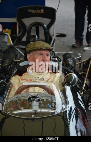 Richard Attwood im Auto 15. Ein 1965 BRM P 261 Formel 1 Auto identisch mit dem fuhr er in 1966/7; in Paddocks; Goodwood Revival, 08. September 2017 Stockfoto