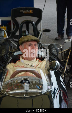 Richard Attwood im Auto 15. Ein 1965 BRM P 261 Formel 1 Auto identisch mit dem fuhr er in 1966/7; in Paddocks; Goodwood Revival, 08. September 2017 Stockfoto