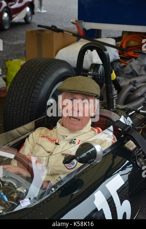 Richard Attwood im Auto 15. Ein 1965 BRM P 261 Formel 1 Auto identisch mit dem fuhr er in 1966/7; in Paddocks; Goodwood Revival, 08. September 2017 Stockfoto