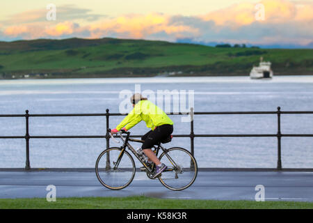 Largs, Schottland, Großbritannien. 9. September 2017. UK Wetter. Sonnigen Start in den Tag an der Westküste wie der Himmel endlich klar. Dieses Gebiet südlich von Glasgow hat praktisch Dauerregen in den letzten sieben Tagen hatte, und die Stadt ist nun auf die jährlichen Viking Festival der Schlacht von Largs vom 2. Oktober 1263 zu gedenken. Die Schlacht erinnert in Largs durch einen frühen 20. Jahrhunderts, Denkmal, und Festlichkeiten an der Küste gehalten, jährlich seit den 1980er Jahren. In der Nähe von Largs liegt die Insel Cumbrae, nur eine Meile von der Küste. Credit: MediaWorldImages/Alamy leben Nachrichten Stockfoto