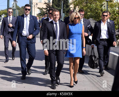 Athen, Griechenland. 08 Sep, 2017. Der französische Präsident Emmanuel Längestrich (C) geht Hand in Hand mit seiner Frau Brigitte längestrich am Syntagma-Platz, Athen, Griechenland, 08. September 2017, durch seine Bodyguards begleitet. Längestrich kam zu Griechenland auf einem Zweitägigen offiziellen Besuch. © Elias Verdi/Alamy leben Nachrichten Stockfoto