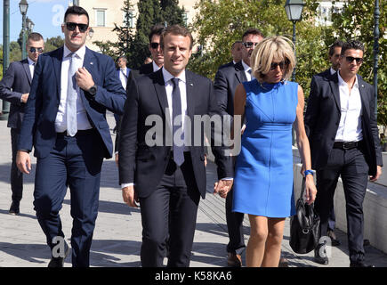Athen, Griechenland. 08 Sep, 2017. Der französische Präsident Emmanuel Längestrich (C) geht Hand in Hand mit seiner Frau Brigitte längestrich am Syntagma-Platz, Athen, Griechenland, 08. September 2017, durch seine Bodyguards begleitet. Längestrich kam zu Griechenland auf einem Zweitägigen offiziellen Besuch. © Elias Verdi/Alamy leben Nachrichten Stockfoto