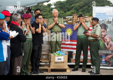 Kuala Lumpur, Malaysia. 09 Sep, 2017. KUALA LUMPUR, Sep 9 2017: malaysische Premierminister Najib Razak beteiligt sich an der Abfahrt Zeremonie für eine humanitäre Hilfe malaysischen Mission für die Rohingya Bevölkerung in Bangladesch. Credit: SOPA Images Limited/Alamy leben Nachrichten Stockfoto