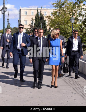 Athen, Griechenland. 08 Sep, 2017. Der französische Präsident Emmanuel Längestrich (C) geht Hand in Hand mit seiner Frau Brigitte längestrich am Syntagma-Platz, Athen, Griechenland, 08. September 2017, durch seine Bodyguards begleitet. Längestrich kam zu Griechenland auf einem Zweitägigen offiziellen Besuch. © Elias Verdi/Alamy leben Nachrichten Stockfoto