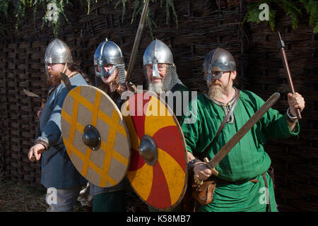 Vier Wikinger mit Schwertern und Schild in Largs, Schottland, Großbritannien. September 2017. The Battle of Largs (2. Oktober 1263) Nachstellung des heidnischen Festivals von The Swords of Dalriada, 13. Jahrhundert, Living History Group. Es handelte sich um eine unentschlossene Auseinandersetzung zwischen den Königreichen Norwegen und Schottland auf dem Firth of Clyde bei Largs, Schottland. Der Konflikt war Teil der norwegischen Expedition gegen Schottland im Jahr 1263, bei der Haakon Haakonarson, König von Norwegen, versuchte, die norwegische Souveränität über die Westküste Schottlands wiederherzustellen. Stockfoto