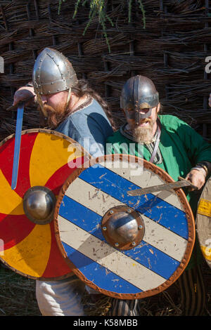 Viking Krieger mit Schwert & Schild in Largs, Schottland, Großbritannien. 9 Sep, 2017. Der Schlacht von Largs (2. Oktober 1263) Re-enactment Veranstaltung durch die Schwerter von Dalriada, 13. Jahrhundert, lebendige Geschichte Gruppe. Es war eine unentschlossen Engagement zwischen den Königreichen Norwegen und Schottland, am Firth of Clyde in der Nähe von Largs, Schottland. Der Konflikt war Teil des norwegischen Expedition gegen Schottland im Jahre 1263, in dem Haakon Haakonarson, König von Norwegen versucht der Norwegischen Souveränität über die Westküste von Schottland zu bekräftigen. Stockfoto