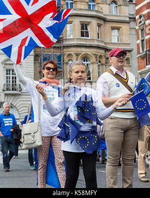 Central London, UK. 9 Sep, 2017. Tausende Rally im März sind die Menschen für Europa ihre Interessen über Brexit zu äußern und gegen den aktuellen Umgang mit Beenden des Vereinigten Königreichs aus der Europäischen Union zeigen. Die März schreitet von Hyde Park in London, Trafalgar Square und endet im Parlament Platz, wo die Redner auf der Bühne. Credit: Imageplotter Nachrichten und Sport/Alamy leben Nachrichten Stockfoto