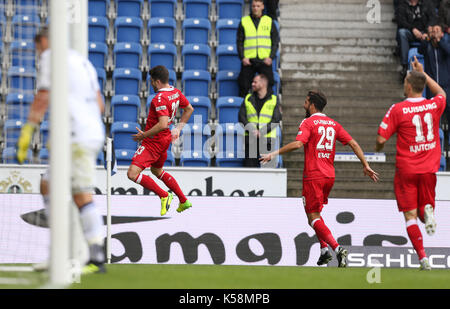 Bielefeld, Deutschland. 9 Sep, 2017. Dusiburg Moritz Stoppelkamp (L) feiert mit Mannschaftskameraden, nachdem er seine Seite ein 1:0 in Führung während der Deutschen 2. Bundesliga Fußball Match zwischen Arminia Bielefeld und der MSV Duisburg in der Schüco-arena in Bielefeld, Deutschland, 9. September 2017. (EMBARGO BEDINGUNGEN - ACHTUNG: Aufgrund der Akkreditierung Richtlinien, die DFL gestattet nur die Veröffentlichung und Verwertung von bis zu 15 Bildern pro Spiel im Internet und in online Medien während des Spiels.) Foto: Friso Gentsch/dpa/Alamy leben Nachrichten Stockfoto