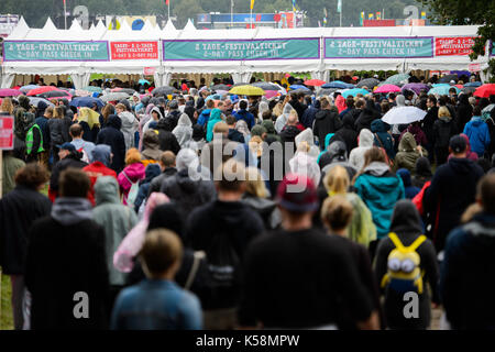 Hoppegarten, Deutschland. 9 Sep, 2017. Besucher am Eingang auf dem Lollapalooza Festival in Hoppegarten, Deutschland, 9. September 2017. Das Musikfestival wird über zwei Tagen am 9. und 10. September statt. Foto: Britta Pedersen/dpa/Alamy leben Nachrichten Stockfoto