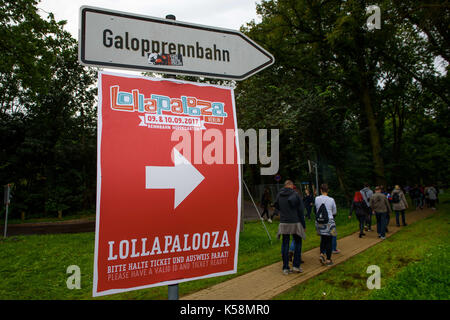 Hoppegarten, Deutschland. 9 Sep, 2017. Nachtschwärmer kommen im Lollapalooza Festival in Hoppegarten, Deutschland, 9. September 2017. Das Musikfestival wird über zwei Tagen am 9. und 10. September statt. Foto: Gregor Fischer/dpa/Alamy leben Nachrichten Stockfoto