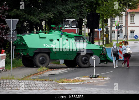 Hoppegarten, Deutschland. 9 Sep, 2017. Ein gepanzertes Fahrzeug der Polizei außerhalb des Lollapalooza Festival in Hoppegarten, Deutschland, 9. September 2017. Das Musikfestival wird über zwei Tagen am 9. und 10. September statt. Foto: Britta Pedersen/dpa/Alamy leben Nachrichten Stockfoto