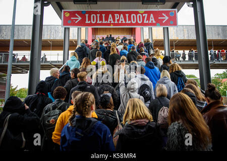 Hoppegarten, Deutschland. 9 Sep, 2017. Nachtschwärmer kommen im Lollapalooza Festival in Hoppegarten, Deutschland, 9. September 2017. Das Musikfestival wird über zwei Tagen am 9. und 10. September statt. Foto: Gregor Fischer/dpa/Alamy leben Nachrichten Stockfoto