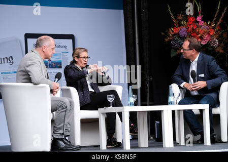 Freiburg, Deutschland. 09 Sep, 2017. Spitzenkandidaten weit - Deutschlands richtige Alternative für Deutschland (AfD), Alice Weidel, während ein Wahlkampf in Freiburg am 9. September, 2017. Credit: Miroslav Dakov/Alamy leben Nachrichten Stockfoto