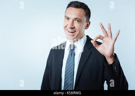 Schön positiver Mann, glücklich über seinen Erfolg Stockfoto