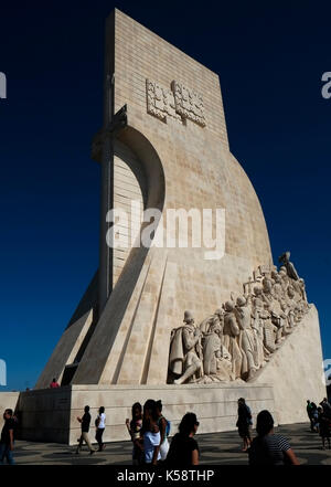 Touristen besuchen das Padrao dos Descobrimentos (Denkmal der Entdeckungen) in Belem bei Lissabon, Portugal 27. August 2017.© John Voos Stockfoto