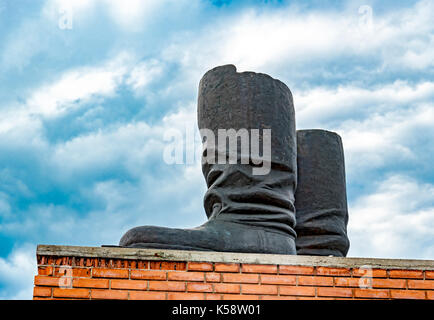 Stiefel Statue auf Stalins Tribüne an Memento Park (Szoborpark) in Budapest, Ungarn Stockfoto