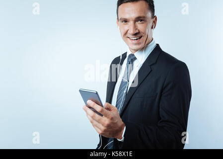Schöne fröhliche Geschäftsmann seine Musik genießen Stockfoto