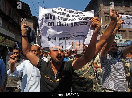 Srinagar, Kashmir. 08 Sep, 2017. Mitglieder von Jammu und Kashmir Liberation Front (JKLF ein Pro indenpendence Partei) shout Slogans in Lal Chowk Bereich von Srinagar, wie sie protestieren gegen die Tötung der Rohingya Muslime in Myanmar durch den Staat Militär und der buddhistischen Mehrheit, September 08, 2017. Kashmirn Polizei verhängte Ausgangssperre wie Beschränkungen in Teilen von Srinagar die Demonstrationen von Separatisten Führer von Kaschmir in Solidarität mit den Rohingya Muslime aufgerufen zu vereiteln. Credit: Faisal Khan/Pacific Press/Alamy leben Nachrichten Stockfoto