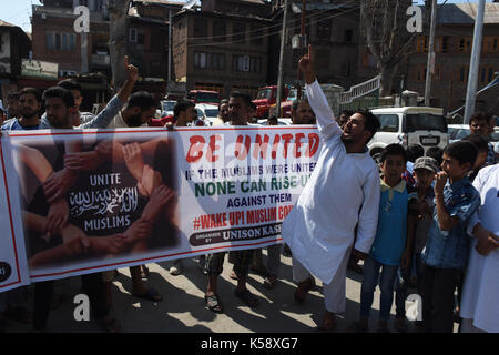 Srinagar, Kashmir. 08 Sep, 2017. Kaschmirische Muslime protestieren gegen Völkermord der Rohingya Muslime von Myanmar auf September 08, 2017 in Srinagar, Kashmir Kashmirn verabreicht. Sie forderten auch den Rücktritt von edlen Friedens- Nobelpreisträger Myanmar Außenminister Aung San Suu Kyi. Nach den jüngsten Daten durch die Menschenrechtskommission der Vereinten Nationen (UNHCR), über 1, 23.000 Rohingya-Flüchtlinge in Bangladesch geflohen, um der Gewalt zu entkommen. Credit: Muzamil Mattoo/Pacific Press/Alamy leben Nachrichten Stockfoto