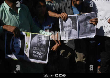 Srinagar, Kashmir. 08 Sep, 2017. Kaschmirische Muslime protestieren gegen Völkermord der Rohingya Muslime von Myanmar auf September 08, 2017 in Srinagar, Kashmir Kashmirn verabreicht. Sie forderten auch den Rücktritt von edlen Friedens- Nobelpreisträger Myanmar Außenminister Aung San Suu Kyi. Nach den jüngsten Daten durch die Menschenrechtskommission der Vereinten Nationen (UNHCR), über 1, 23.000 Rohingya-Flüchtlinge in Bangladesch geflohen, um der Gewalt zu entkommen. Credit: Muzamil Mattoo/Pacific Press/Alamy leben Nachrichten Stockfoto