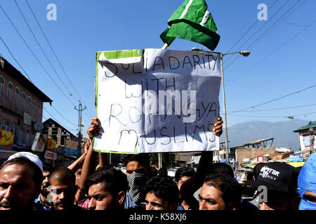 Srinagar, Kashmir. 08 Sep, 2017. Kaschmirische Muslime protestieren gegen Völkermord der Rohingya Muslime von Myanmar auf September 08, 2017 in Srinagar, Kashmir Kashmirn verabreicht. Sie forderten auch den Rücktritt von edlen Friedens- Nobelpreisträger Myanmar Außenminister Aung San Suu Kyi. Nach den jüngsten Daten durch die Menschenrechtskommission der Vereinten Nationen (UNHCR), über 1, 23.000 Rohingya-Flüchtlinge in Bangladesch geflohen, um der Gewalt zu entkommen. Credit: Muzamil Mattoo/Pacific Press/Alamy leben Nachrichten Stockfoto